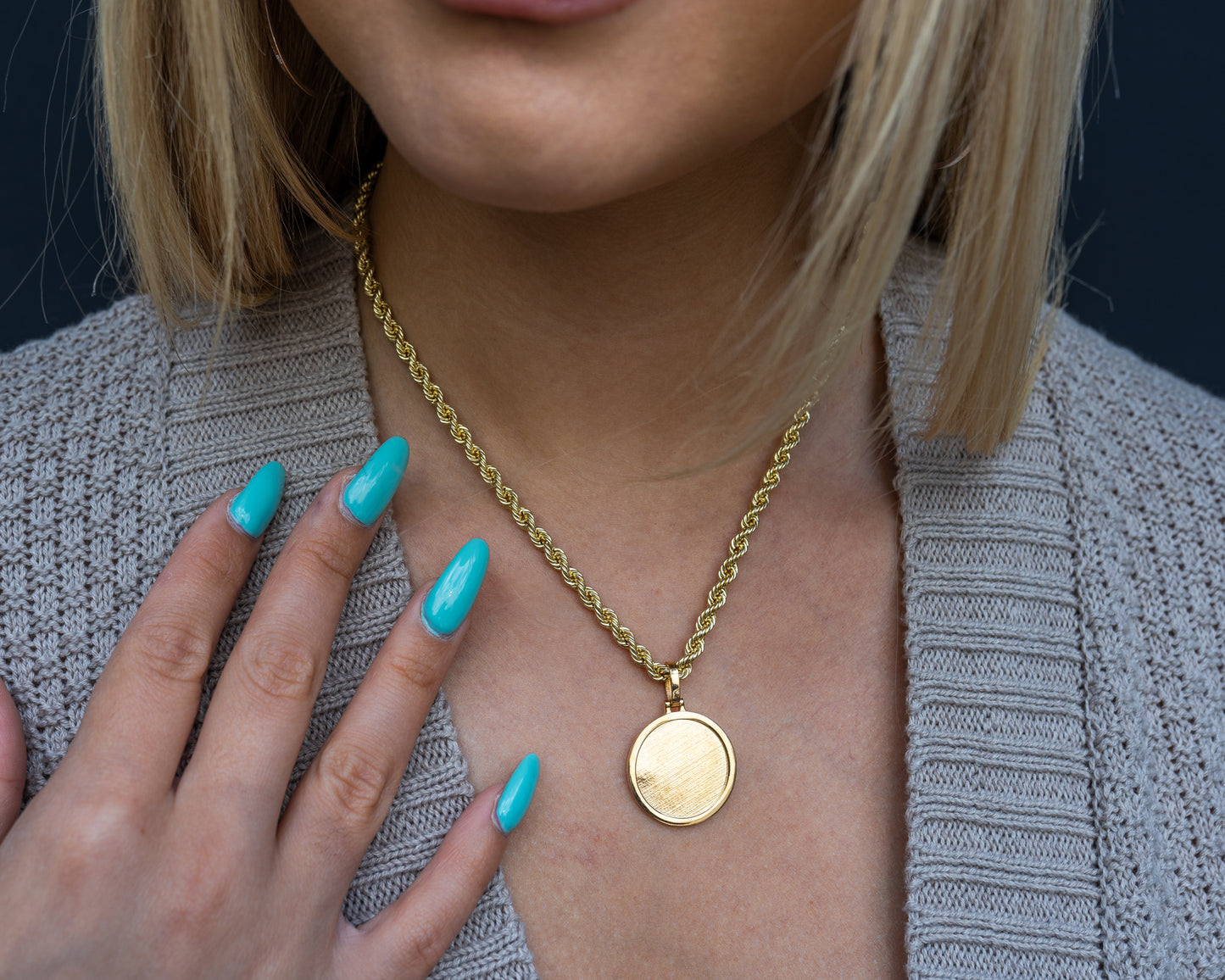 10k Solid Yellow Gold Circle Picture Pendant Medium